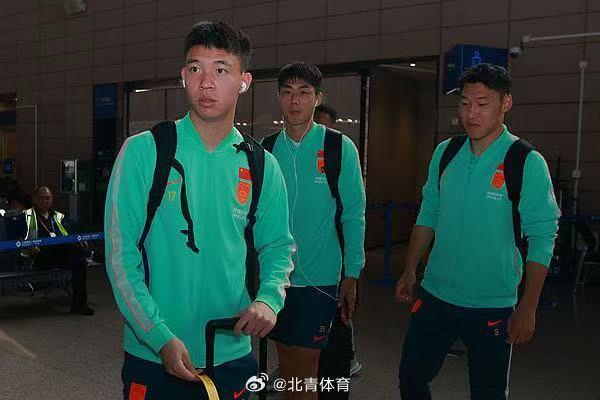 国足抵达新加坡，当晚就开练